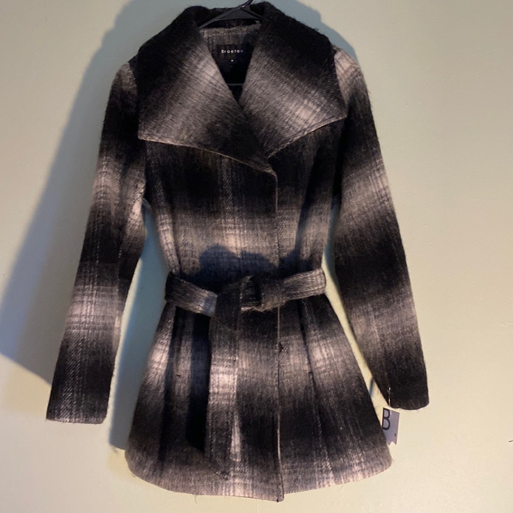 Plaid jacket, small , black and white ,snaps belt and side pockets Cute and cozy